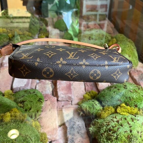 LOUIS VUITTON Pochette Accessories Vintage Monogram Canvas Shoulder Bag - Picture 6 of 10